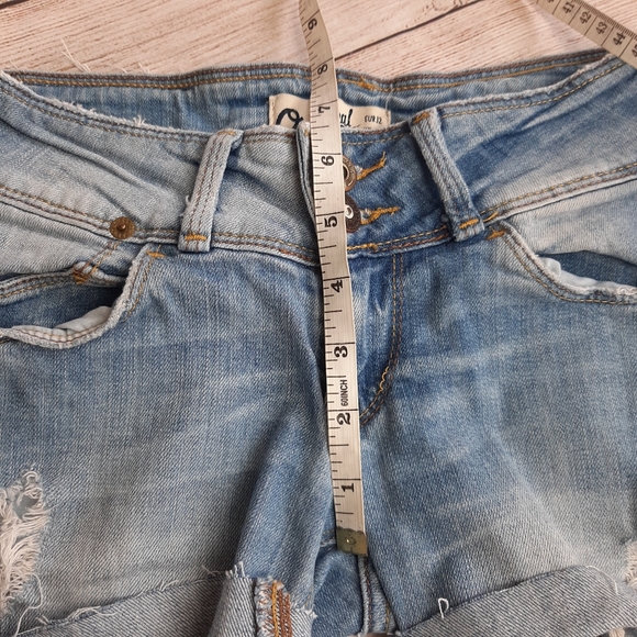Bershka skinny Cut off Jean shorts medium wash 26 / 4 - Picture 6 of 7